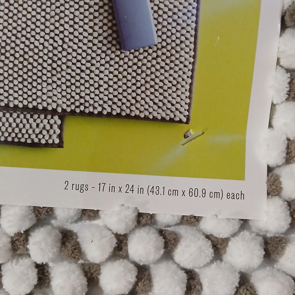 Room Essentials Everyday Chenille Bath Rug Set - Gray and White